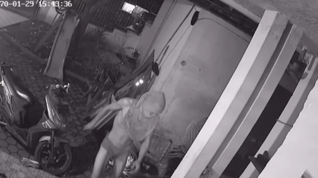 Maling pakai kolor tertangkap kamera CCTV. [Instagram]